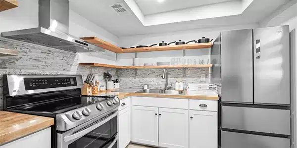 1418 Collins Ave
