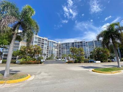 800 Parkview Dr