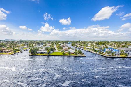 521 N Riverside Dr