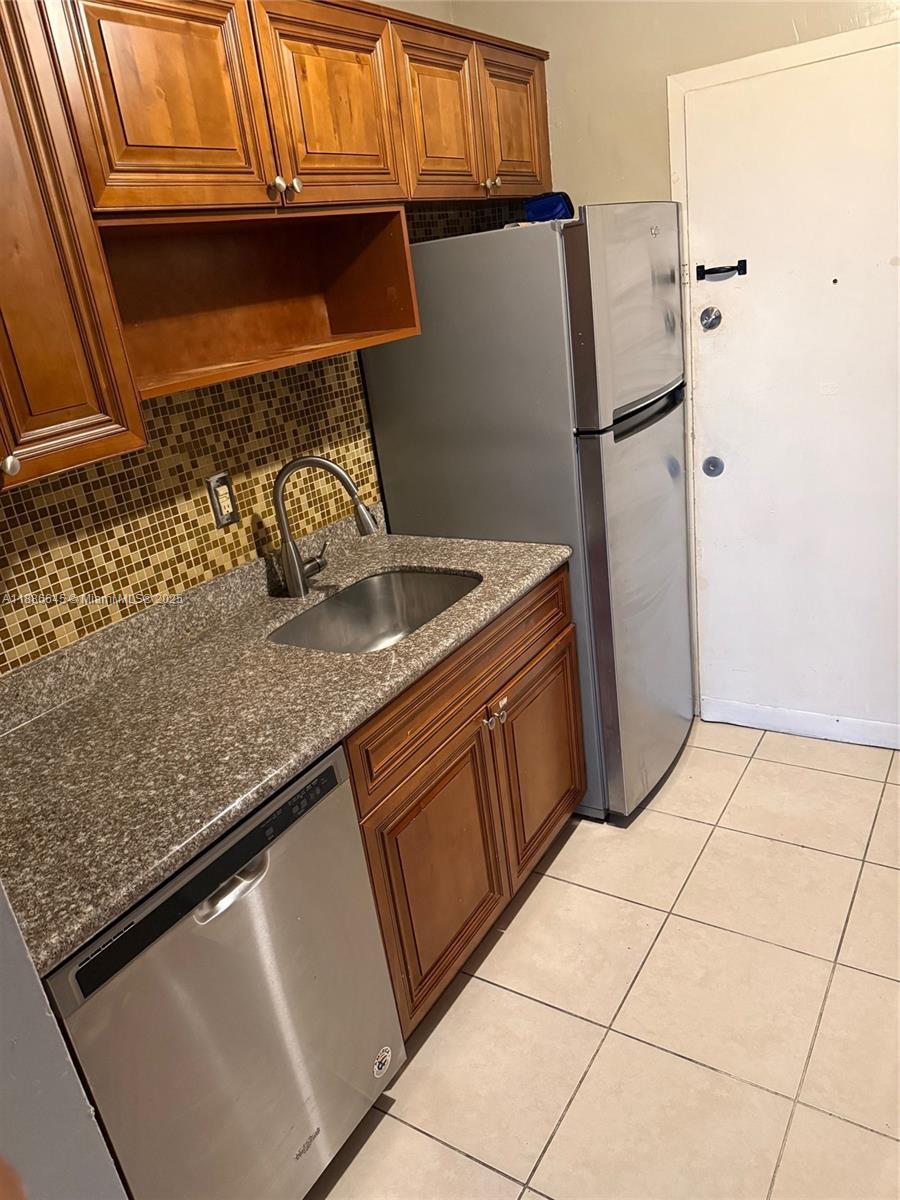 Image 3: Kitchen - Stainless Steel Appliances