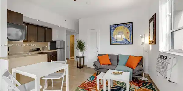 255 W 24th St