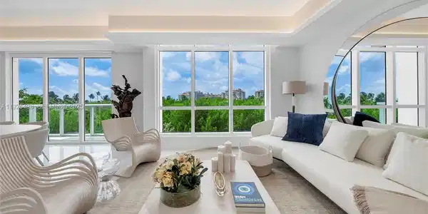 100 S Pointe Dr