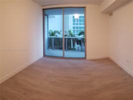 488 NE 18th St Unit 207