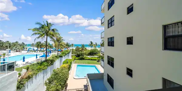 1623 Collins Ave
