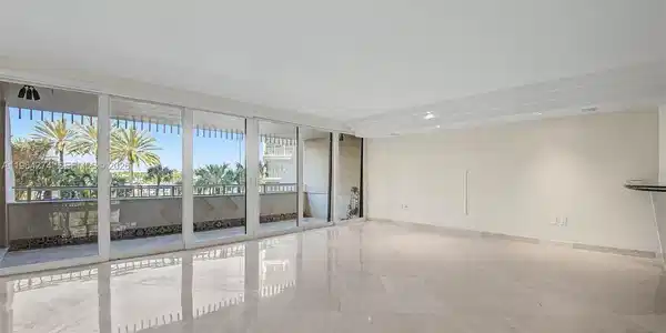 3 Grove Isle Dr