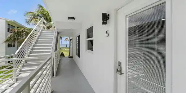 1041 Hillsboro Mile