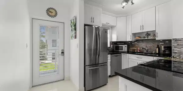Image 2: 1041 Hillsboro Mile Apt 5-6