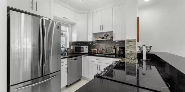 Image 4: 1041 Hillsboro Mile Apt 5-8