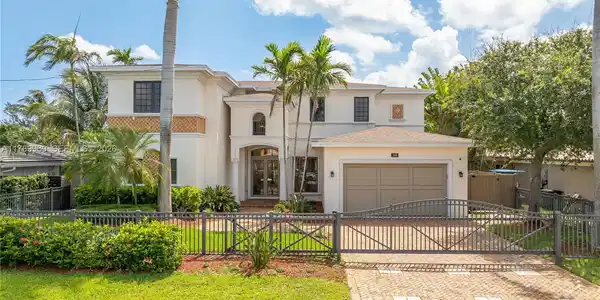 260 NE Wavecrest Ct