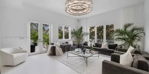 6109 W Laguna Dr W