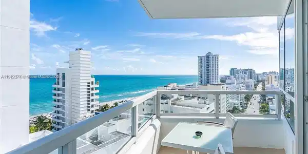 4401 Collins Ave