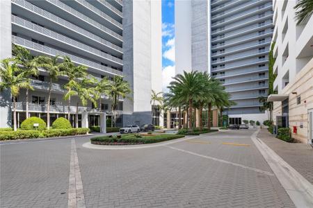 16385 Biscayne Blvd
