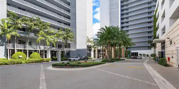 16385 Biscayne Blvd