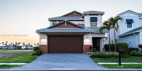 449 SE Fascino Cir