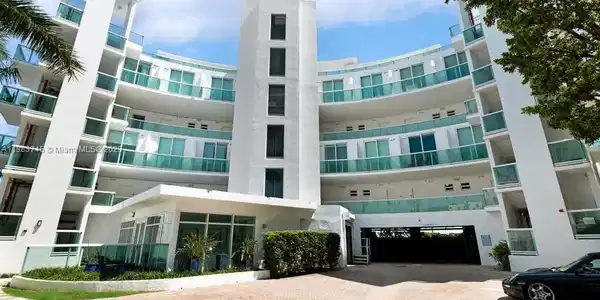 2000 Bay Dr Unit 201