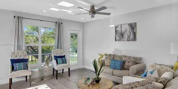 11 Vista Palm Ln