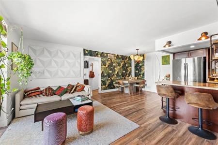 335 Collins Ave
