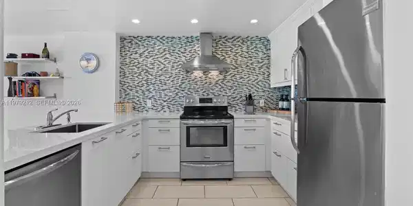 6900 Bay Dr