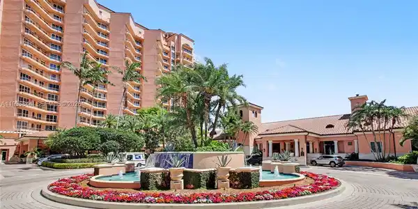 60 Edgewater Dr