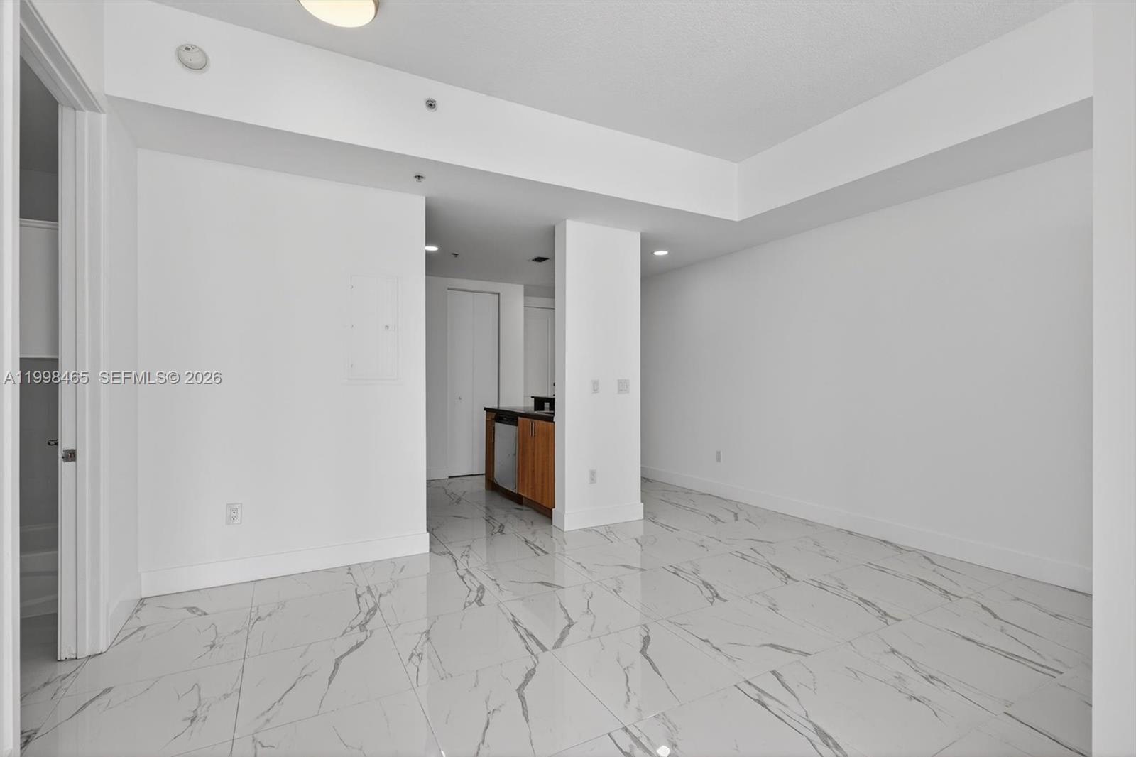 Image 4: Living/dinning area