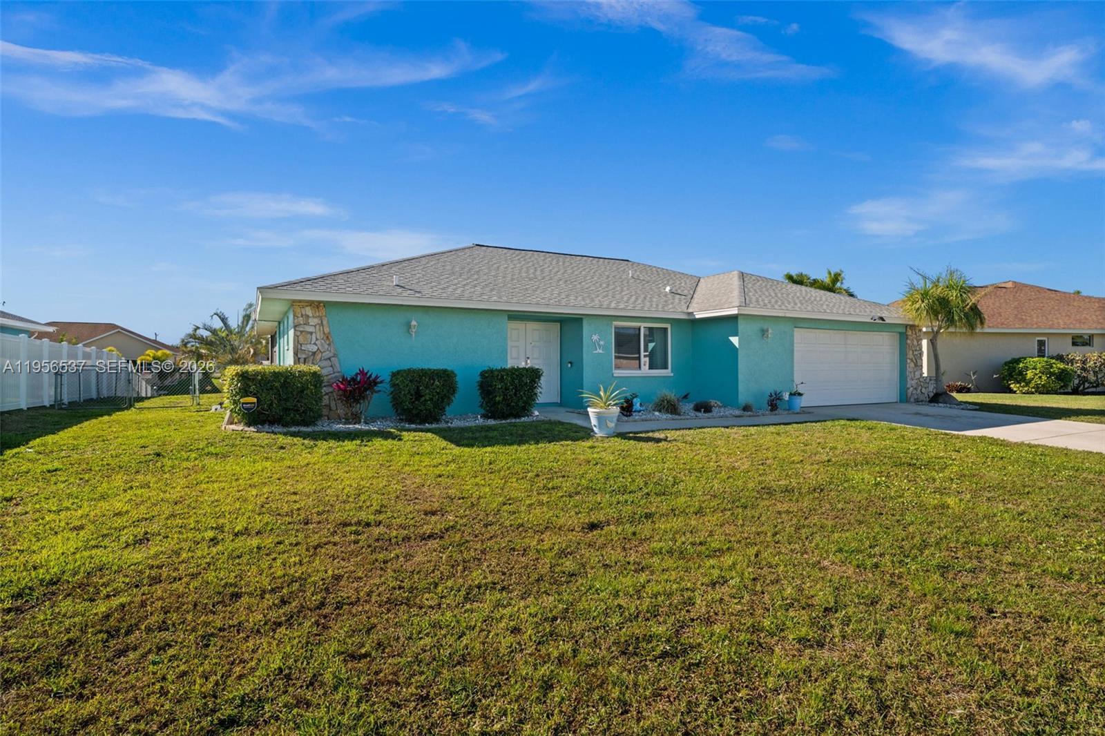 Image 2: Well-kept Cape Coral waterfront home