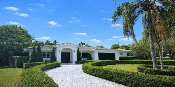1420 Campamento Ave
