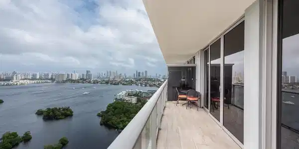 16385 Biscayne Blvd