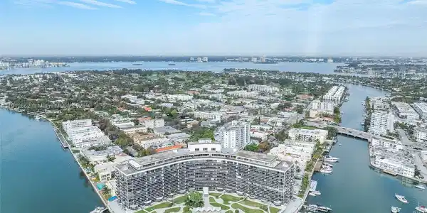 900 Bay Dr