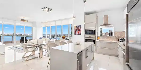 2020 N BAYSHORE DR