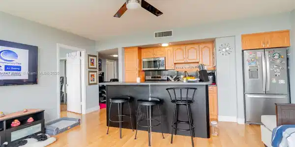 900 Bay Dr