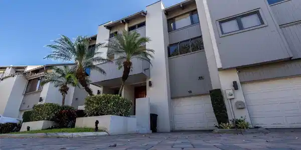 18 Port Side Dr
