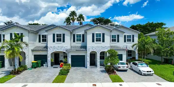 1121 SE 27th Ter