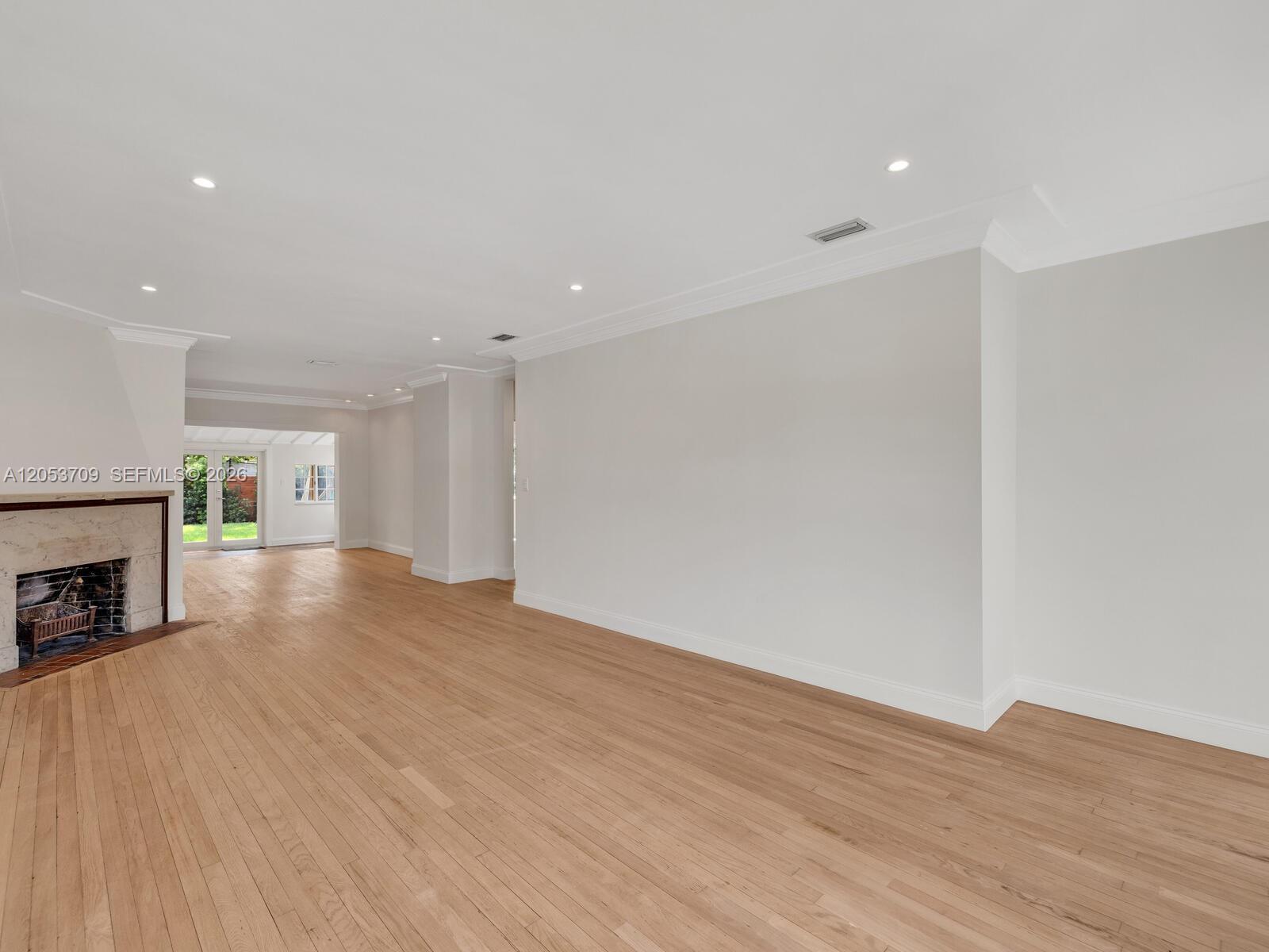 Image 2: Gorgeous Bright Living Area
