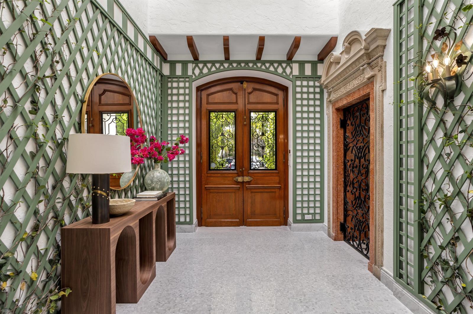Image 2: mls_FOYER_STRAIGHT_EB