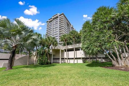 2 Grove Isle Dr