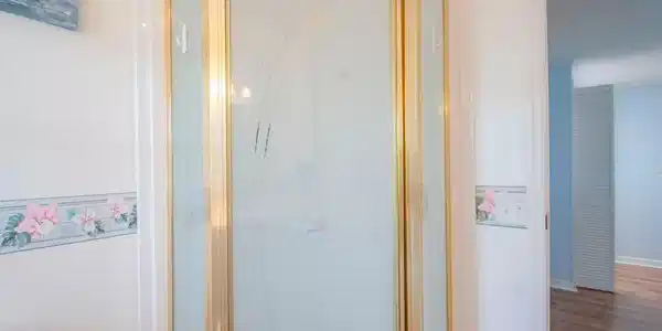 Image 4: Bathroom