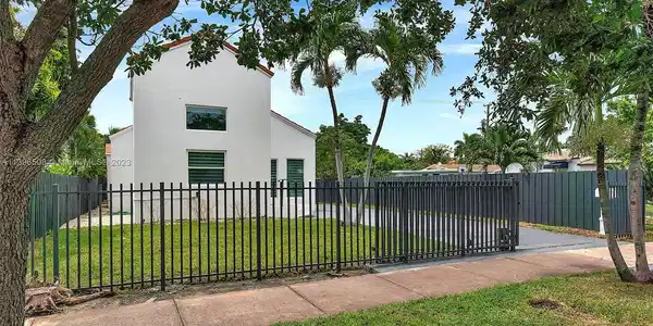 1327 Biarritz Dr