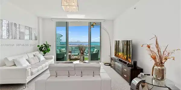 7900 HARBOR ISLAND