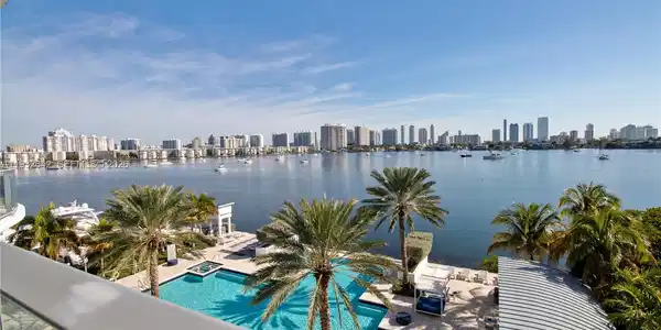 17111 Biscayne Blvd