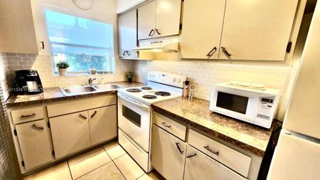 160 NE 8th Ave