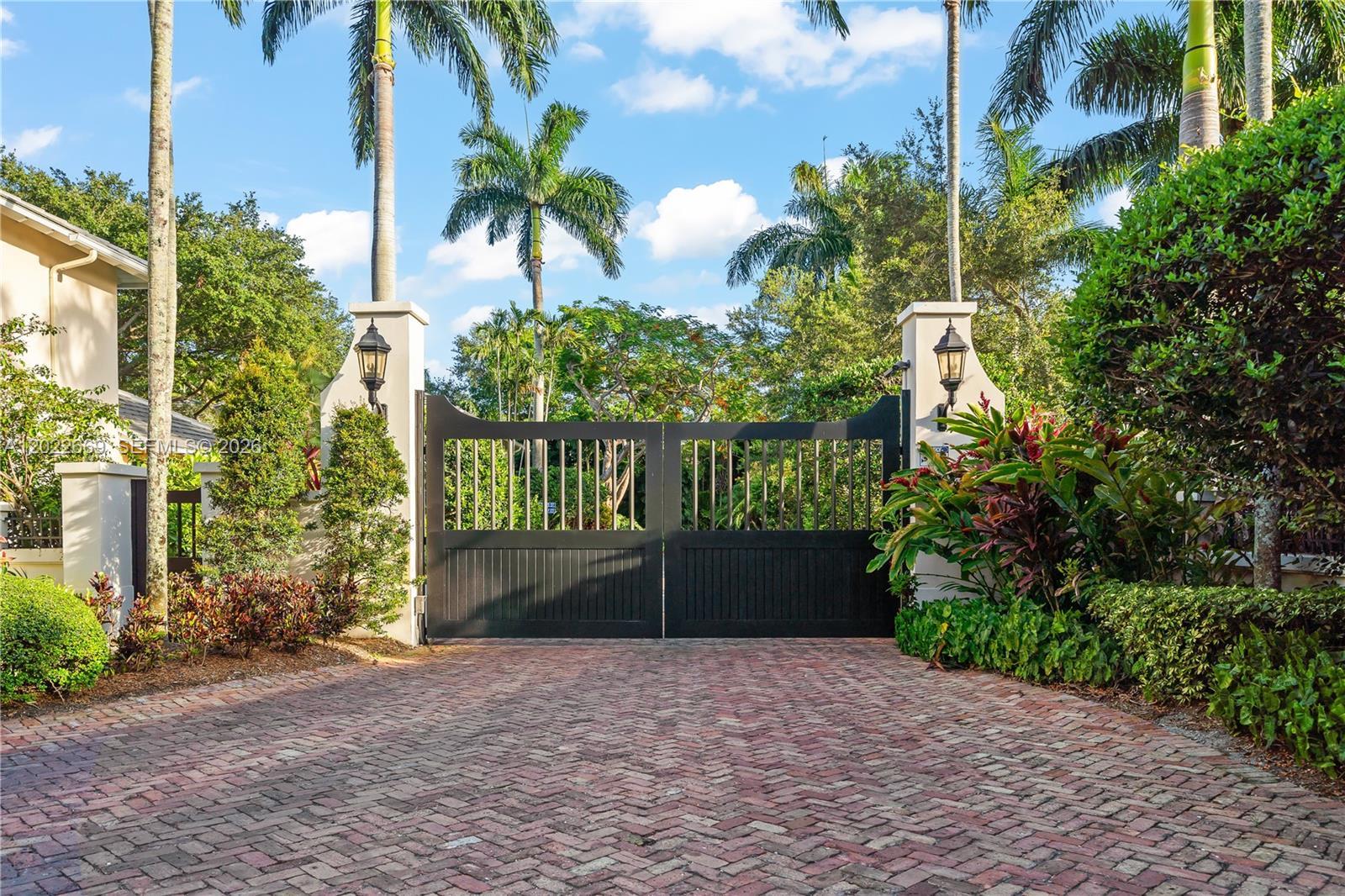 Image 2: Gate