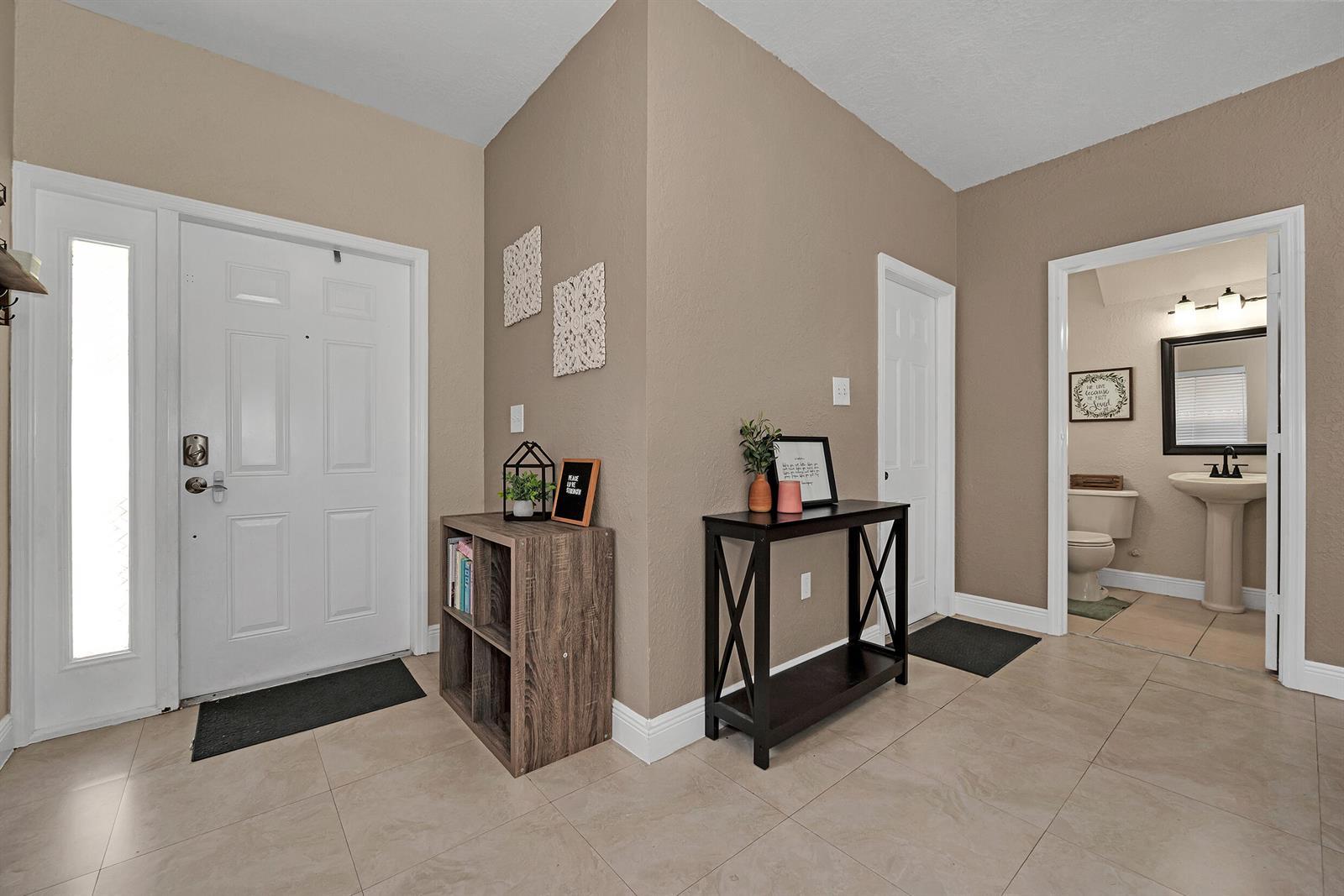 Image 4: Entryway + 1/2 Bathroom