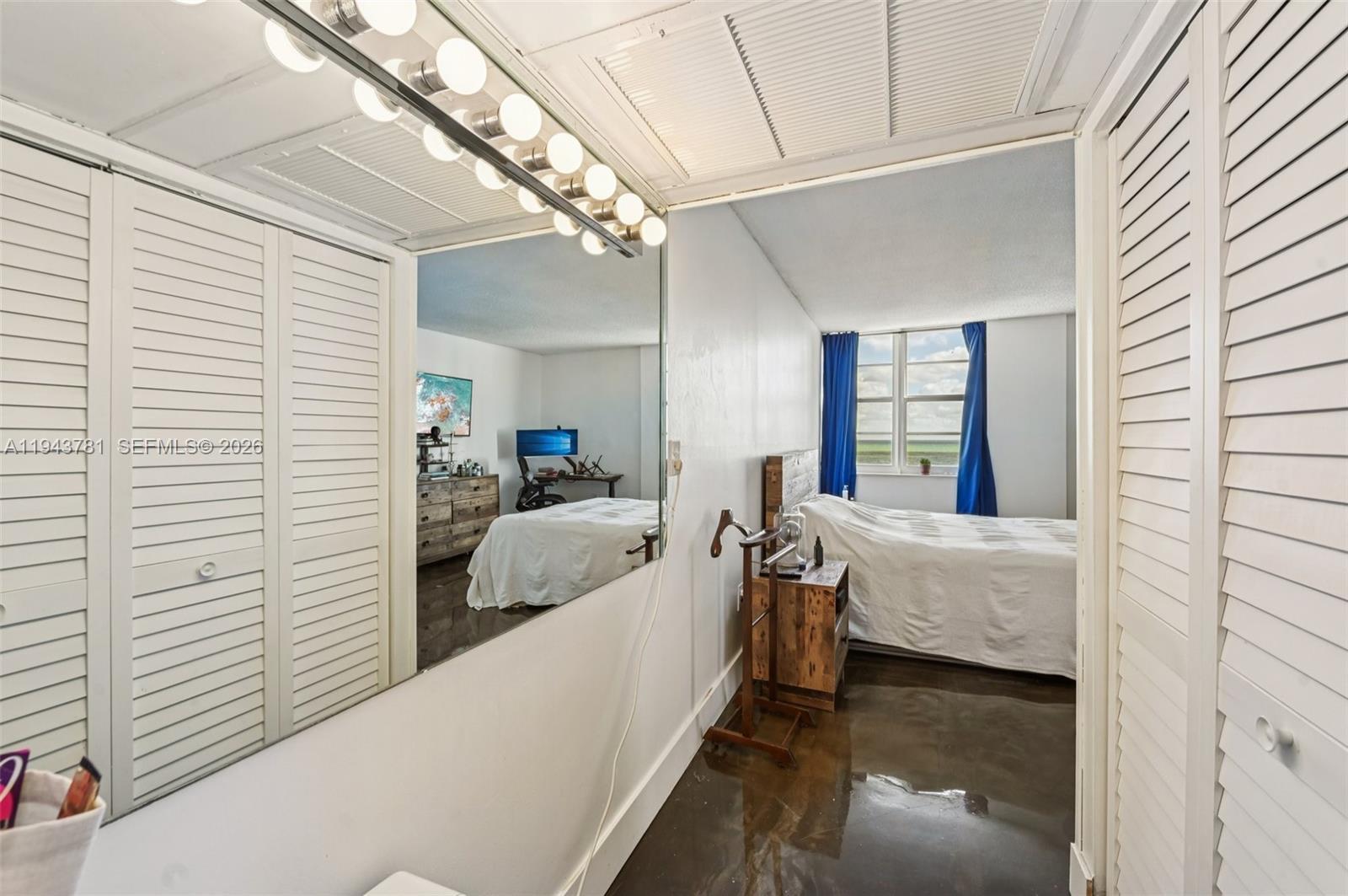 Image 4: Hallway to bedroom