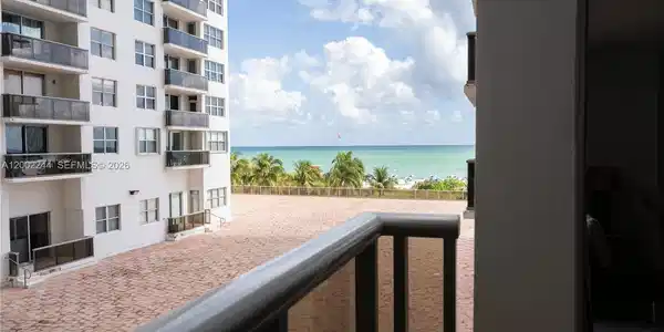 6039 Collins Ave