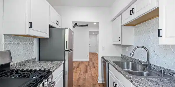 911 Meridian Ave