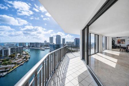 300 Three Islands Blvd