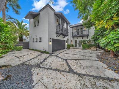 736 NE 17th Way
