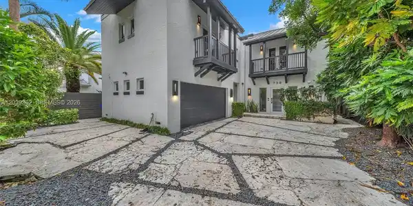 736 NE 17th Way