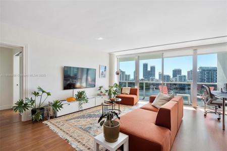 900 Bay Dr
