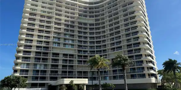 380 SEAVIEW COURT